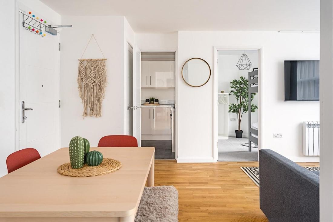 Contemporary City Centre Apartment With Parking Bath Luaran gambar