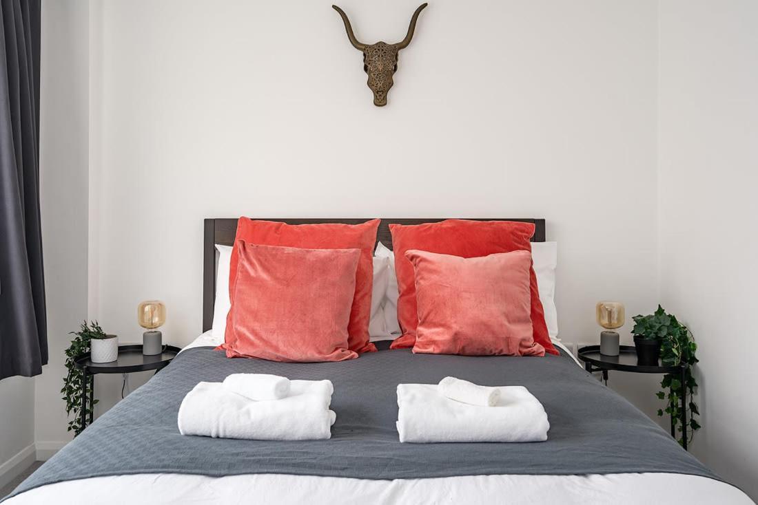 Contemporary City Centre Apartment With Parking Bath Luaran gambar