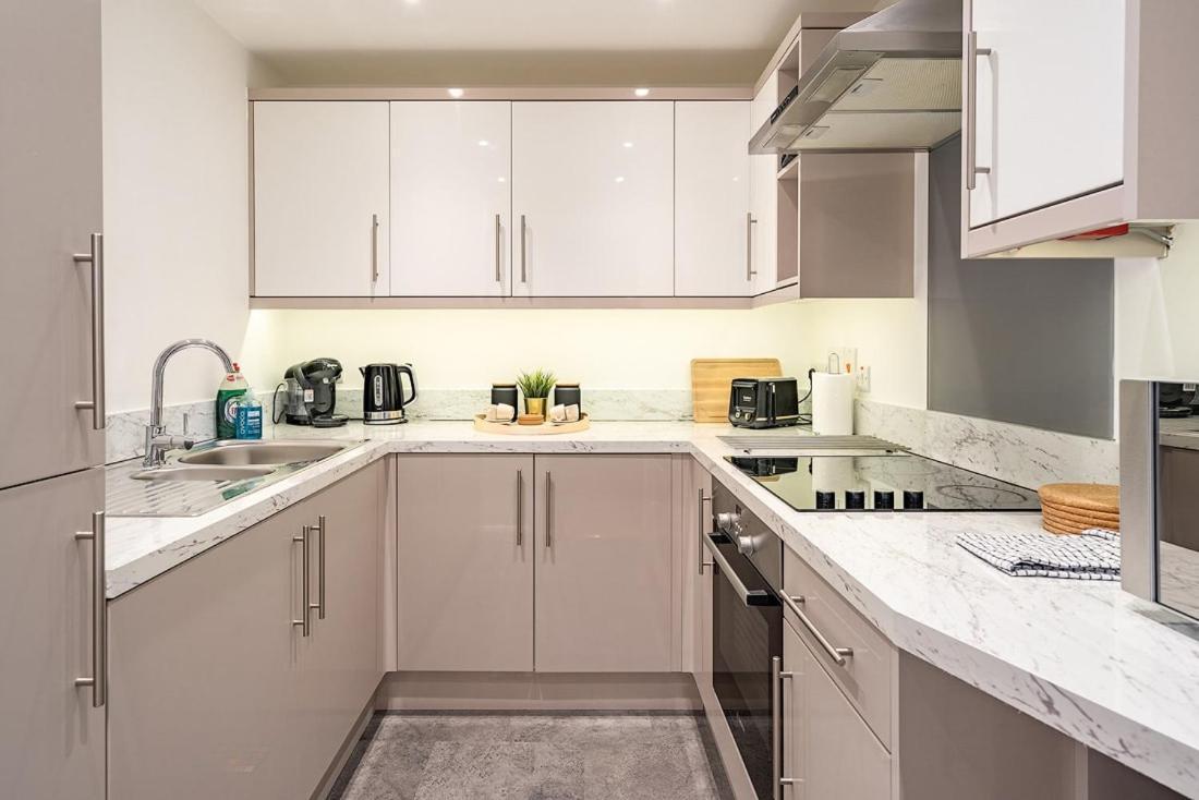 Contemporary City Centre Apartment With Parking Bath Luaran gambar