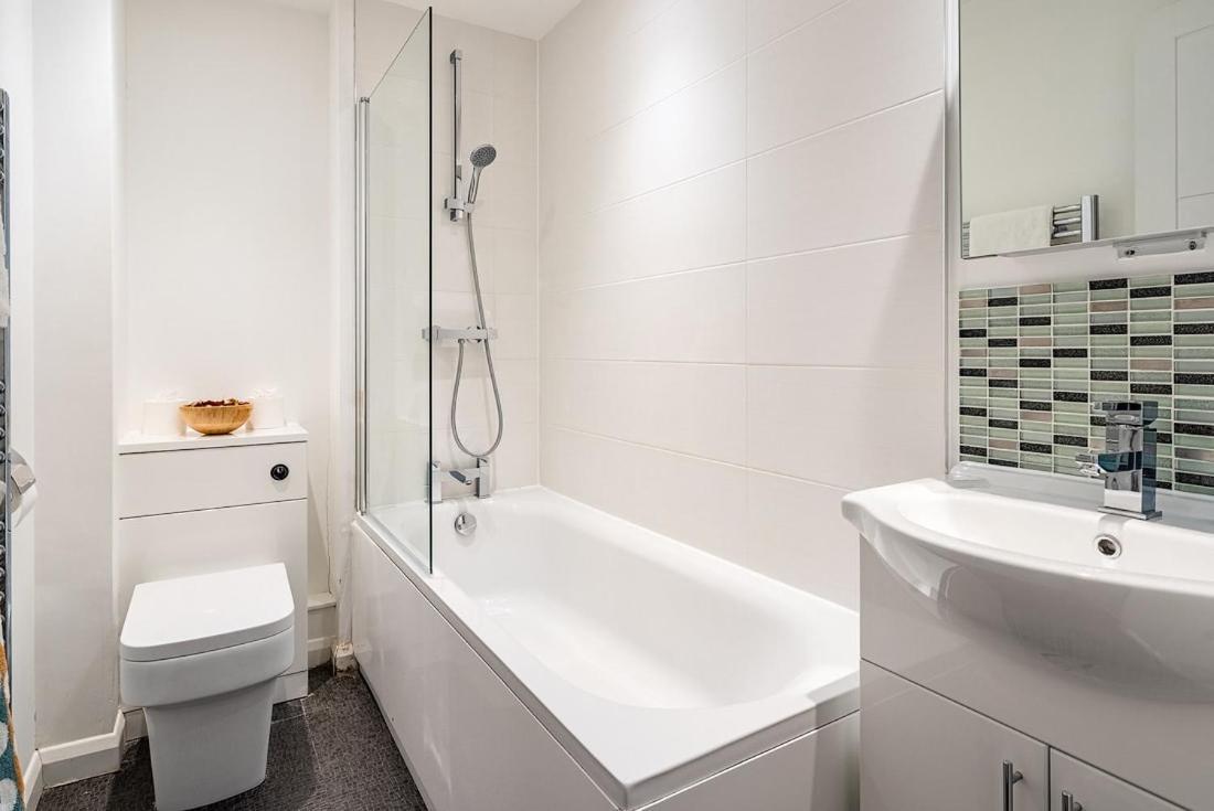 Contemporary City Centre Apartment With Parking Bath Luaran gambar